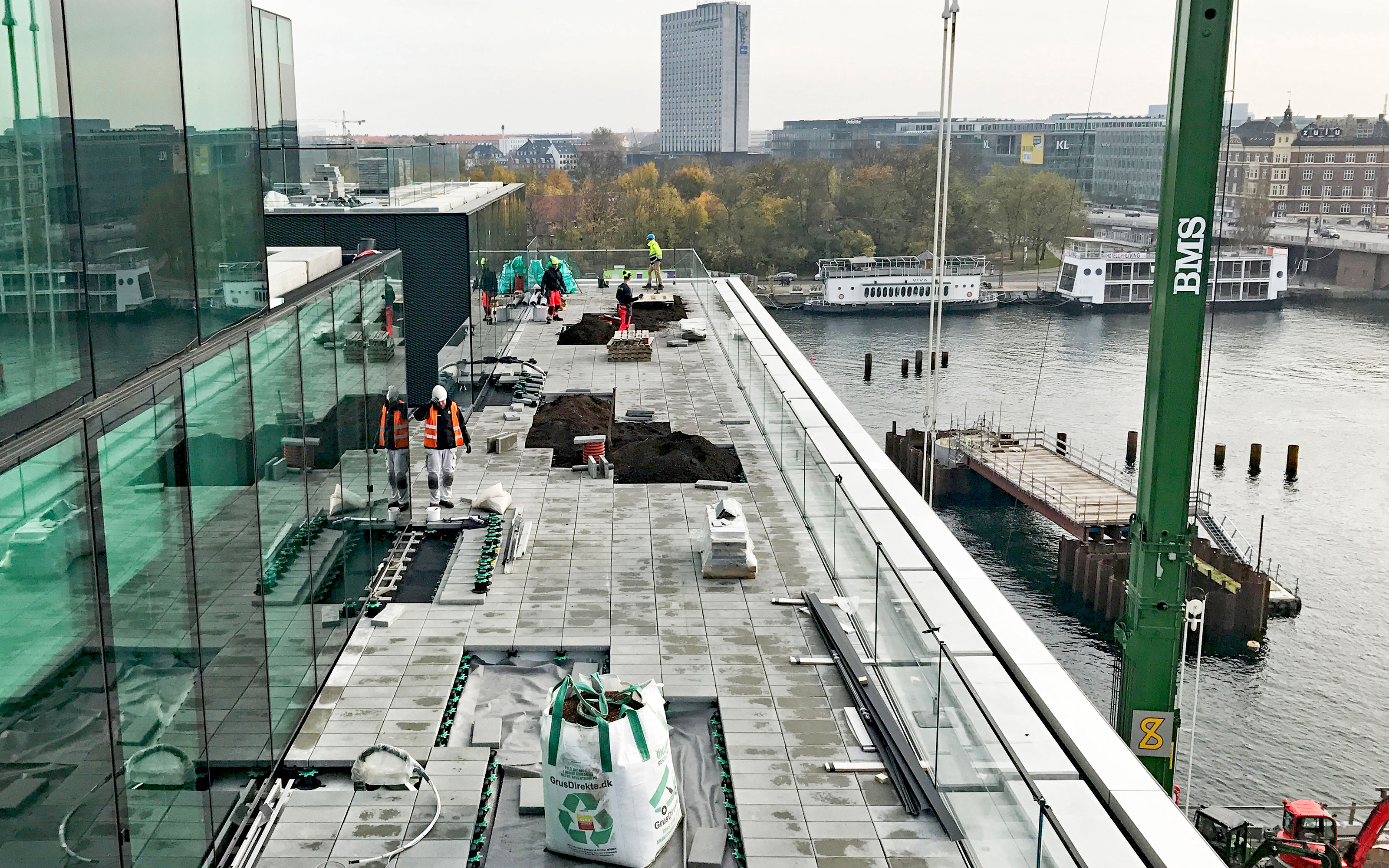 The planting beds were equipped with the system build-up “Roof Garden” with Floradrain® FD 40-E. Roof terrace during installation